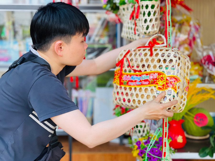 Nhiều khách hàng thích giỏ quà từ mây tre bởi nó gần gũi, gắn bó với người dân Việt, mang đậm nét truyền thống dân tộc. Bên cạnh đó, giỏ quà tết được làm từ mây tre rất thân thiện với môi trường, giá cả hợp lý. Nhiều khách hàng thích giỏ quà từ mây tre bởi nó gần gũi, gắn bó với người dân Việt, mang đậm nét truyền thống dân tộc. Bên cạnh đó, giỏ quà tết được làm từ mây tre rất thân thiện với môi trường, giá cả hợp lý.