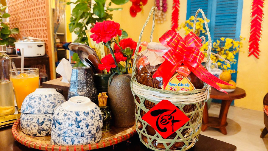 Người Việt ngày càng có xu hướng lựa chọn ‘sống xanh’ cùng các sản phẩm thân thiện với môi trường, đồng thời họ cũng ưu ái những sản phẩm "độc lạ". Bởi vậy, giỏ quà từ mây tre đan là sản phẩm được nhiều người lựa chọn trong dịp Tết Nguyên đán 2024. Người Việt ngày càng có xu hướng lựa chọn ‘sống xanh’ cùng các sản phẩm thân thiện với môi trường, đồng thời họ cũng ưu ái những sản phẩm "độc lạ". Bởi vậy, giỏ quà từ mây tre đan là sản phẩm được nhiều người lựa chọn trong dịp Tết Nguyên đán 2024.