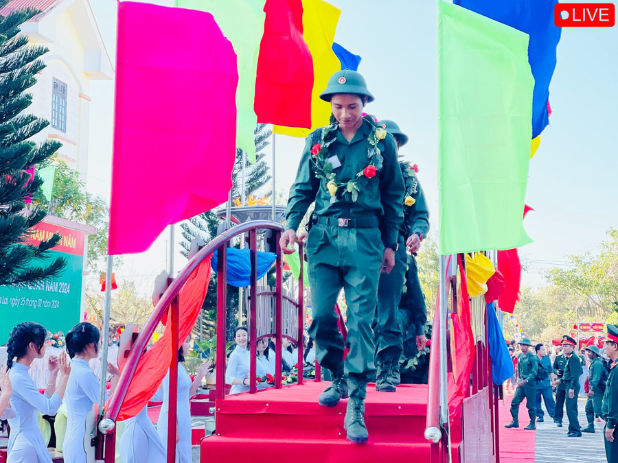 Các tân binh hăng hái lên đường nhập ngũ. Ảnh: Trần Dung