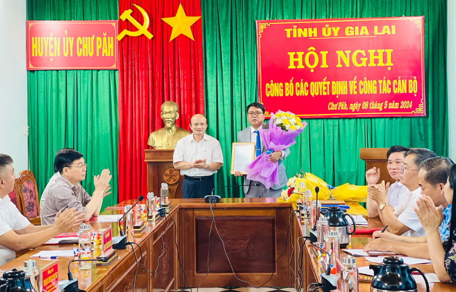 Đồng chí Nguyễn Đình Tiến-Tỉnh ủy viên, Giám đốc Sở Nội vụ (bên trái) tặng hoa và trao Quyết định của UBND tỉnh Gia Lai về việc điều động đồng chí Nay Kiên đến nhận công tác tại Huyện ủy Chư Păh. Ảnh: Trần Dung Đồng chí Nguyễn Đình Tiến-Tỉnh ủy viên, Giám đốc Sở Nội vụ (bên trái) tặng hoa và trao Quyết định của UBND tỉnh Gia Lai về việc điều động đồng chí Nay Kiên đến nhận công tác tại Huyện ủy Chư Păh. Ảnh: Trần Dung