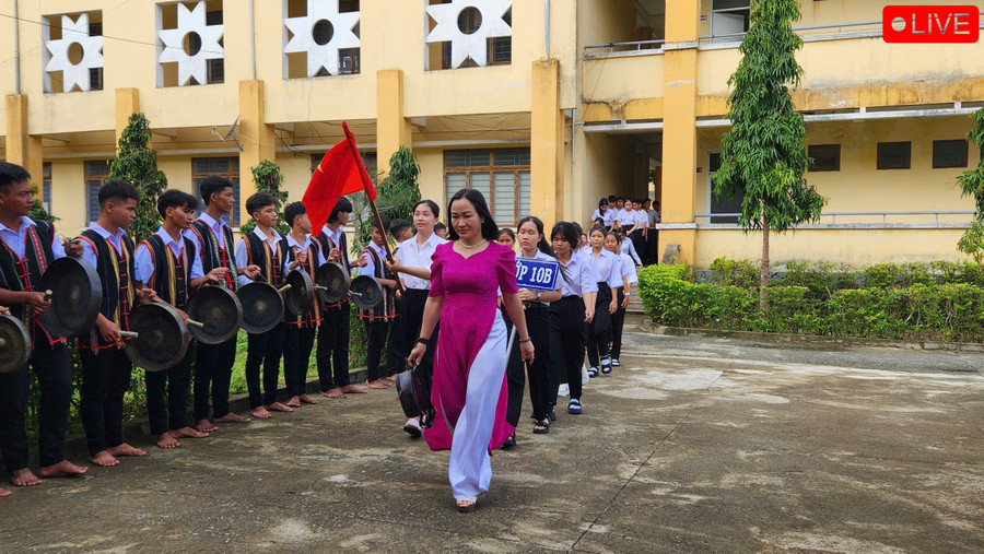 Nhà trường đón học sinh lớp 10. Ảnh: Ngọc Sang Nhà trường đón học sinh lớp 10. Ảnh: Ngọc Sang