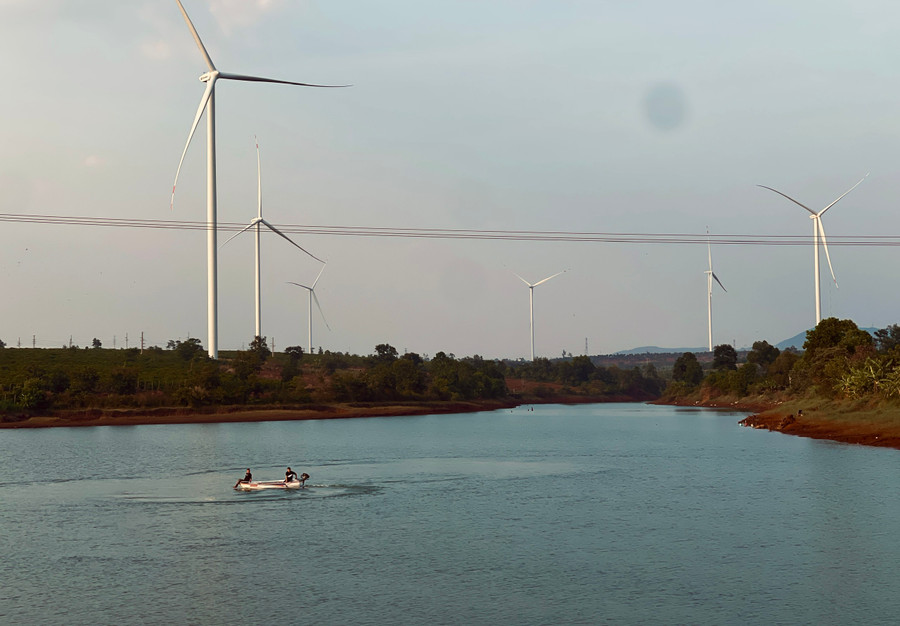 Nơi đây trở thành địa điểm ngắm hoàng hôn đẹp được nhiều người yêu thích. Xung quanh hồ, không gian thoáng đãng với đồi chè lá non óng ánh chạy tít tắp ngút tầm mắt, tựa như bức tranh sơn thủy hữu tình. Nơi đây trở thành địa điểm ngắm hoàng hôn đẹp được nhiều người yêu thích. Xung quanh hồ, không gian thoáng đãng với đồi chè lá non óng ánh chạy tít tắp ngút tầm mắt, tựa như bức tranh sơn thủy hữu tình.