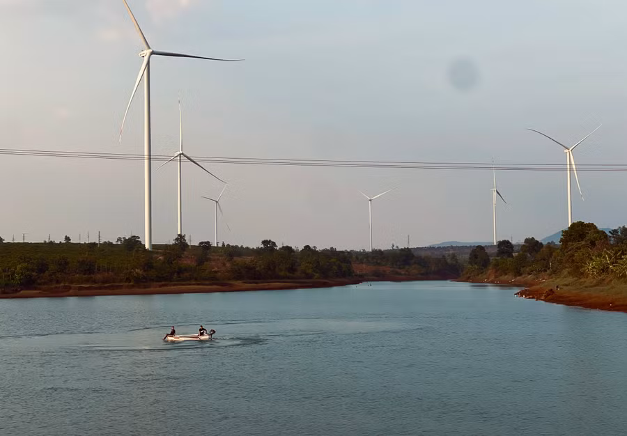 Nơi đây trở thành địa điểm ngắm hoàng hôn đẹp được nhiều người yêu thích. Xung quanh hồ, không gian thoáng đãng với đồi chè lá non óng ánh chạy tít tắp ngút tầm mắt, tựa như bức tranh sơn thủy hữu tình.