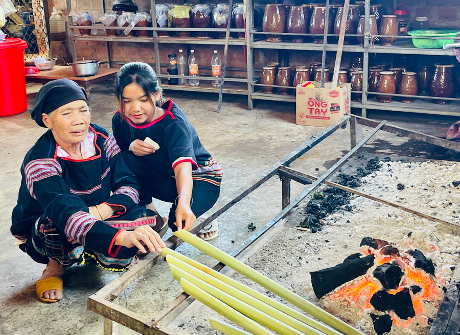 Bà H’Nut chỉ dạy bí quyết chế biến món ăn truyền thống của người Jrai cho thế hệ trẻ trong làng. Ảnh: Mai Ka Bà H’Nut chỉ dạy bí quyết chế biến món ăn truyền thống của người Jrai cho thế hệ trẻ trong làng. Ảnh: Mai Ka