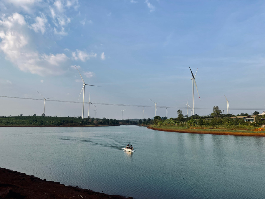 Với diện tích mặt nước rộng lớn, hồ Ia Mua tạo nên cảnh sắc thiên nhiên tuyệt đẹp, trở thành điểm du lịch sinh thái hấp dẫn thu hút người dân và du khách tới thưởng ngoạn. Với diện tích mặt nước rộng lớn, hồ Ia Mua tạo nên cảnh sắc thiên nhiên tuyệt đẹp, trở thành điểm du lịch sinh thái hấp dẫn thu hút người dân và du khách tới thưởng ngoạn.