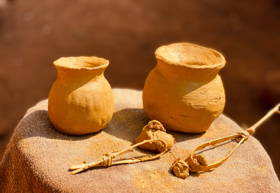 Đất sét được tán nhuyễn và trộn thêm cát mịn cùng một ít nước theo tỷ lệ phù hợp. Người Jrai dùng tay nhào nặn kết hợp dụng cụ làm gốm gồm: 1 thanh tre chuốt mỏng; 1 chiếc đôn gỗ, 1 mảnh vải nhỏ, 1 viên đá cuội nhỏ.