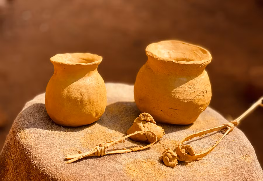 Đất sét được tán nhuyễn và trộn thêm cát mịn cùng một ít nước theo tỷ lệ phù hợp. Người Jrai dùng tay nhào nặn kết hợp dụng cụ làm gốm gồm: 1 thanh tre chuốt mỏng; 1 chiếc đôn gỗ, 1 mảnh vải nhỏ, 1 viên đá cuội nhỏ. Đất sét được tán nhuyễn và trộn thêm cát mịn cùng một ít nước theo tỷ lệ phù hợp. Người Jrai dùng tay nhào nặn kết hợp dụng cụ làm gốm gồm: 1 thanh tre chuốt mỏng; 1 chiếc đôn gỗ, 1 mảnh vải nhỏ, 1 viên đá cuội nhỏ.