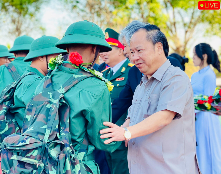 Phó Bí thư Thường trực Tỉnh ủy Châu Ngọc Tuấn động viên các tân binh lên đường thực hiện nghĩa vụ thiêng liêng. Ảnh: Trần Dung