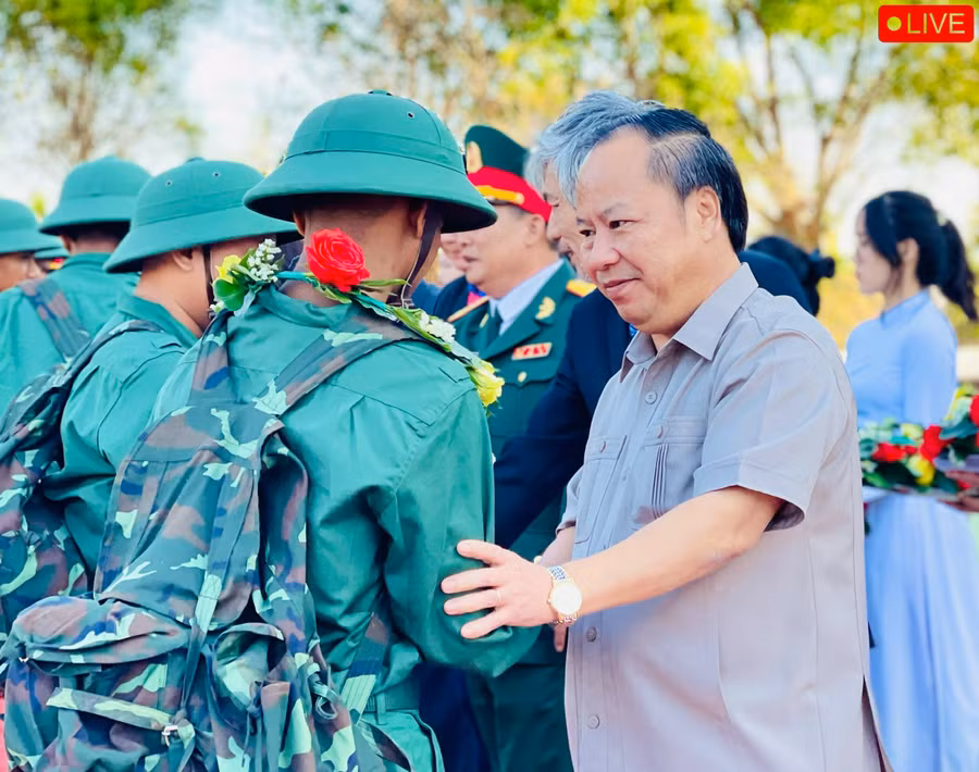 Phó Bí thư Thường trực Tỉnh ủy Châu Ngọc Tuấn động viên các tân binh lên đường thực hiện nghĩa vụ thiêng liêng. Ảnh: Trần Dung