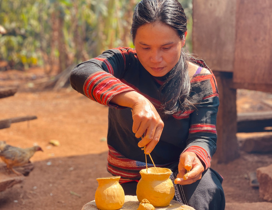 Nghệ nhân làm gốm sẽ dùng thanh tre nạo phần nguyên liệu ở giữa sản phẩm và làm mỏng thân gốm; tiếp đó dùng mảnh vải nhỏ thấm nước chuốt quanh để làm đều bề mặt. Sau khi đem phơi khô khoảng 4-5 ngày, họ sẽ đem đi nung.