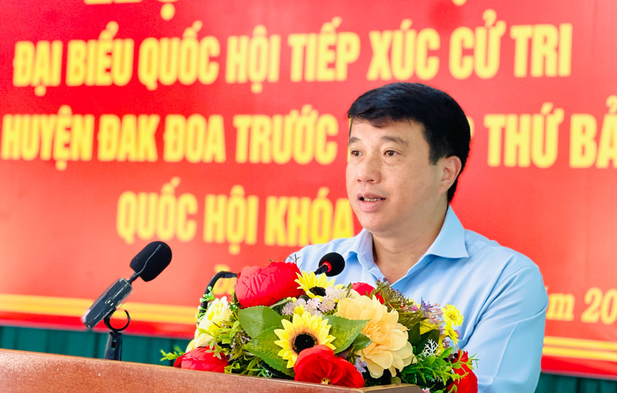 Ông Y Thanh Hà Niê Kđăm-Ủy viên Ban Chấp hành Trung ương Đảng, Ủy viên Ủy ban Thường vụ Quốc hội, Chủ tịch Hội đồng Dân tộc của Quốc hội phát biểu tại buổi tiếp xúc cử tri huyện Đak Đoa. Ảnh: Trần Dung