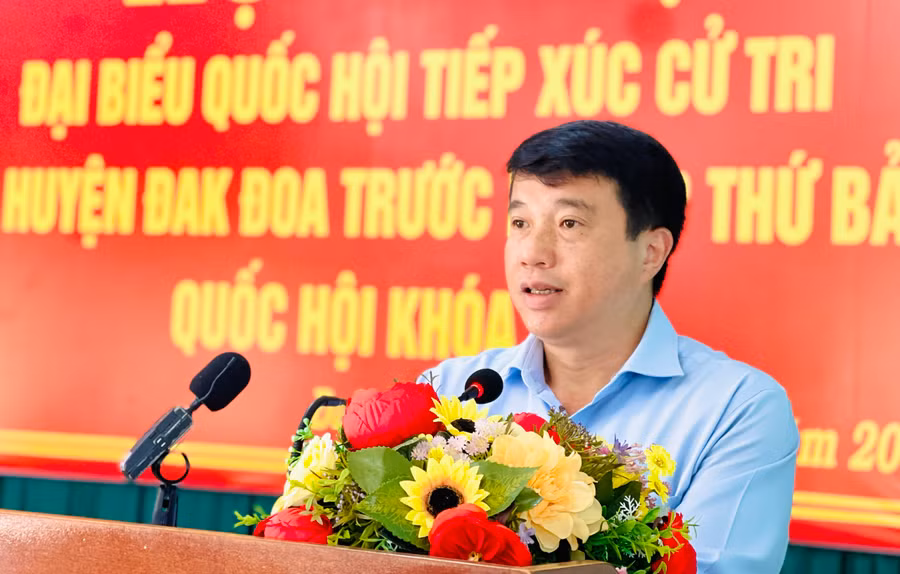 Ông Y Thanh Hà Niê Kđăm-Ủy viên Ban Chấp hành Trung ương Đảng, Ủy viên Ủy ban Thường vụ Quốc hội, Chủ tịch Hội đồng Dân tộc của Quốc hội phát biểu tại buổi tiếp xúc cử tri huyện Đak Đoa. Ảnh: Trần Dung