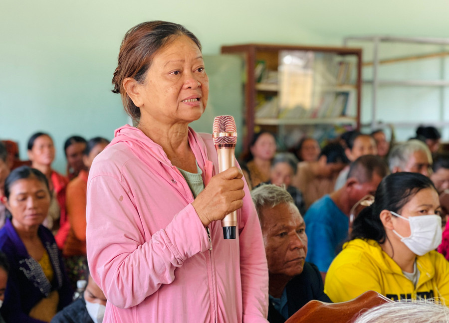 Cử tri Rcom H&apos;Thuý (thôn Bôn Broăi, xã Ia Broăi) kiến nghị về vấn đề giao thông nông thôn. Ảnh: Trần Dung