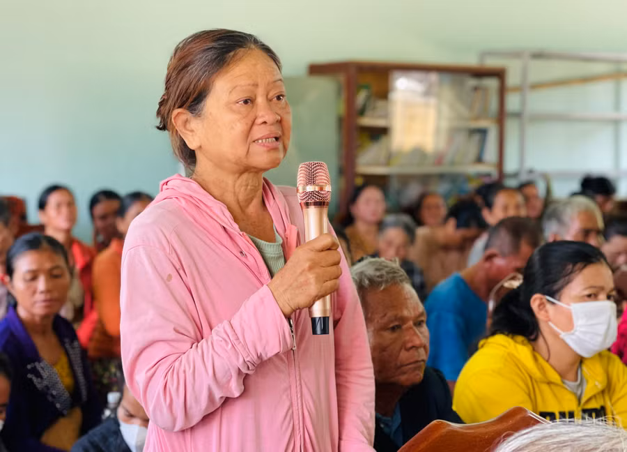 Cử tri Rcom H'Thuý (thôn Bôn Broăi, xã Ia Broăi) kiến nghị về vấn đề giao thông nông thôn. Ảnh: Trần Dung