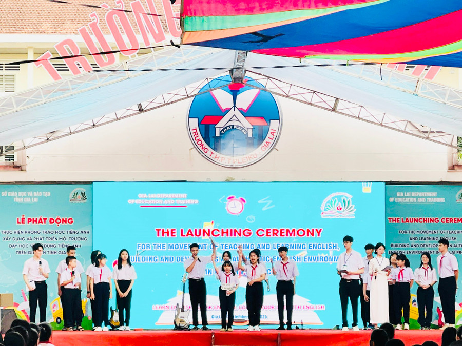 Học sinh tham gia hoạt động ngoại khoá tại buổi lễ phát động. Ảnh: Mai Ka