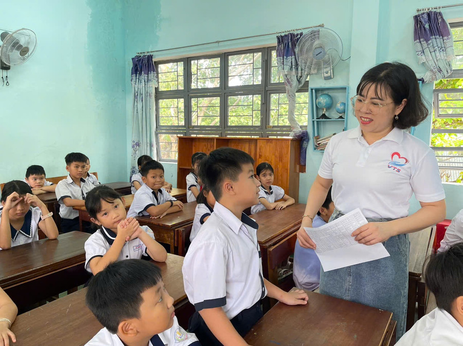 Cô và trò Trường Tiểu học Võ Thị Sáu (thị xã Ayun Pa) làm quen với nhau trong buổi tựu trường. Ảnh: Vũ Chi Cô và trò Trường Tiểu học Võ Thị Sáu (thị xã Ayun Pa) làm quen với nhau trong buổi tựu trường. Ảnh: Vũ Chi