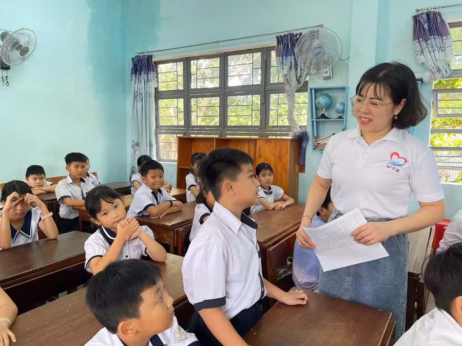 Cô và trò Trường Tiểu học Võ Thị Sáu (thị xã Ayun Pa) làm quen với nhau trong buổi tựu trường. Ảnh: Vũ Chi