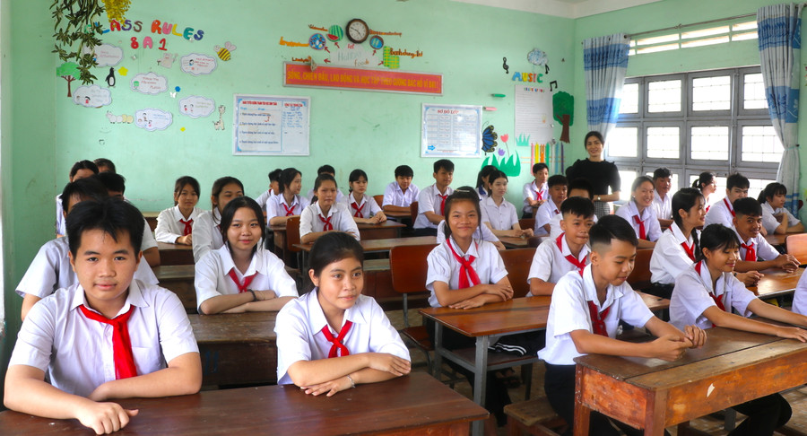 Cô và trò lớp 9A1 (Trường THCS Chu Văn An, xã Tân An, huyện Đak Pơ) hào hứng trong ngày đầu đến trường. Ảnh Ngọc: Minh Cô và trò lớp 9A1 (Trường THCS Chu Văn An, xã Tân An, huyện Đak Pơ) hào hứng trong ngày đầu đến trường. Ảnh Ngọc: Minh