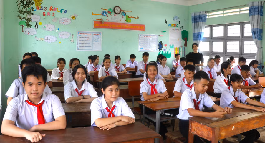 Cô và trò lớp 9A1 (Trường THCS Chu Văn An, xã Tân An, huyện Đak Pơ) hào hứng trong ngày đầu đến trường. Ảnh Ngọc: Minh