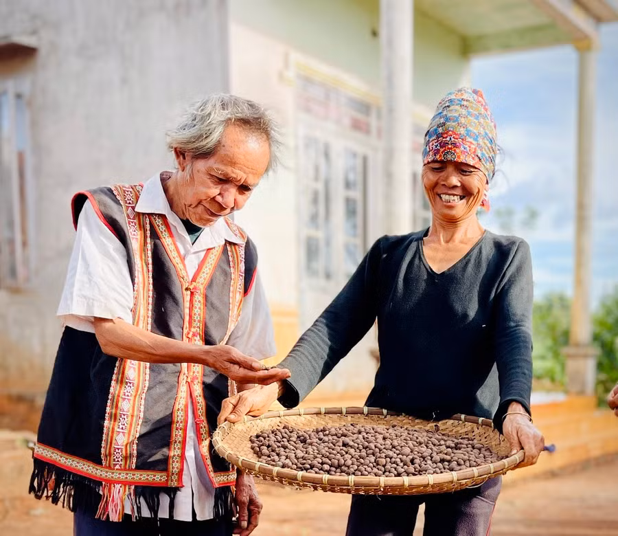 Già Rơmah Kul động viên người dân hăng say lao động sản xuất. Ảnh: Mai Ka