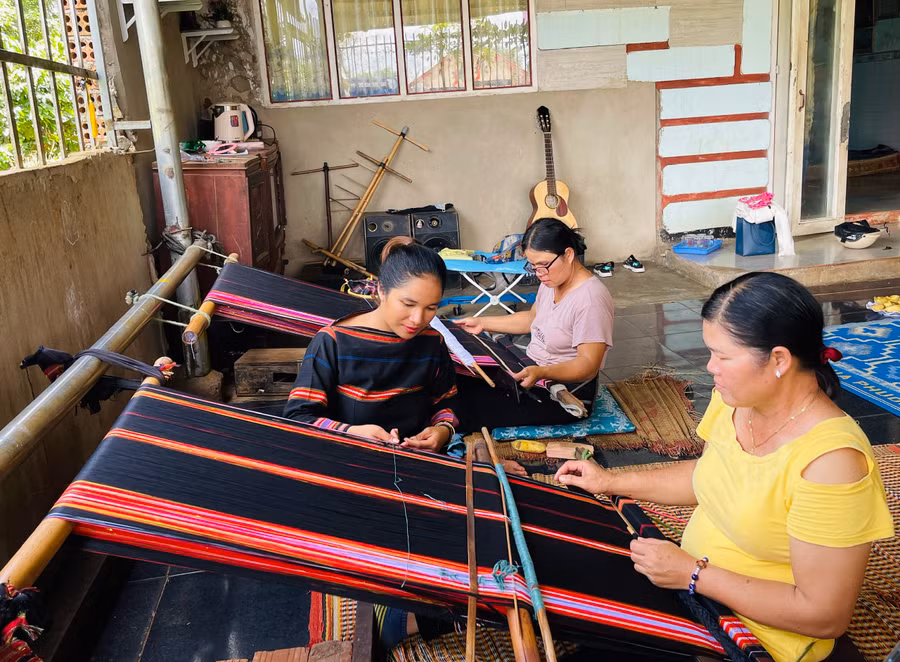 Tổ hợp tác dệt thổ cẩm của làng Chuét Ngol (xã Chư Á, TP. Pleiku) thu hút du khách tới tham quan, trải nghiệm và đặt hàng. Công tác duy trì và phát triển nghề truyền thống, biến thổ cẩm thành hàng hóa, thu hút khách du lịch được Tổ hợp tác đặc biệt chú trọng.