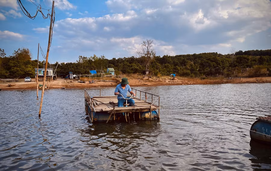 Dưới ánh hoàng hôn, phóng tầm mắt nhìn bao quát đôi bờ soi bóng dưới lòng hồ mênh mông. Phía xa, những đồi núi uốn lượn trập trùng, những ngôi nhà của đồng bào Jrai nép mình vào không gian rộng lớn.