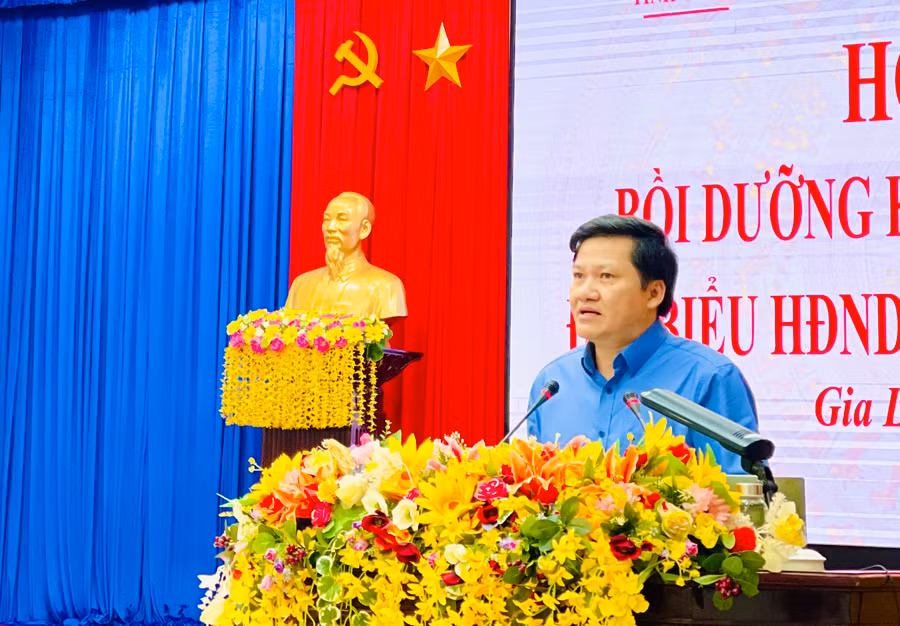 Ông Trương Văn Đạt-Ủy viên Ban Thường vụ Tỉnh ủy, Phó Chủ tịch Thường trực HĐND tỉnh phát biểu khai mạc hội nghị bồi dưỡng kỹ năng hoạt động cho đại biểu HĐND các cấp năm 2024. Ảnh: Trần Dung