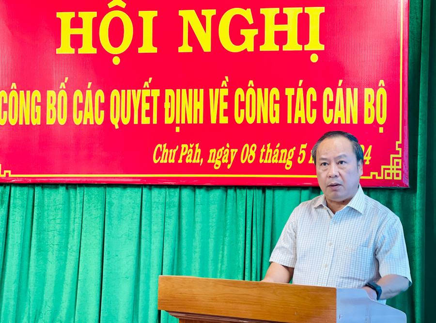 Phó Bí thư Thường trực Tỉnh ủy, Trưởng đoàn đại biểu Quốc hội tỉnh Châu Ngọc Tuấn phát biểu giao nhiệm vụ cho tân Bí thư Huyện ủy Chư Păh Nay Kiên. Ảnh: Trần Dung