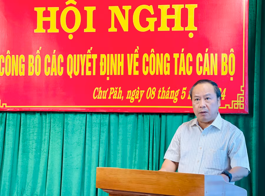 Phó Bí thư Thường trực Tỉnh ủy, Trưởng đoàn đại biểu Quốc hội tỉnh Châu Ngọc Tuấn phát biểu giao nhiệm vụ cho tân Bí thư Huyện ủy Chư Păh Nay Kiên. Ảnh: Trần Dung