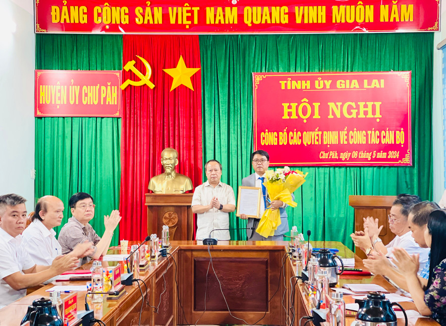 Phó Bí thư Thường trực Tỉnh ủy, Trưởng đoàn đại biểu Quốc hội tỉnh Châu Ngọc Tuấn (bên trái) tặng hoa và trao Quyết định chuẩn y cho tân Bí thư Huyện ủy Chư Păh Nay Kiên. Ảnh: Trần Dung