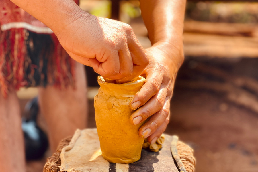 Nguyên liệu làm gốm của người Jrai chủ yếu từ đất sét-loại đất được lấy gần khu vực giọt nước của làng. Đất sét có độ mịn và độ dẻo cao sẽ quyết định được sự thành công của sản phẩm gốm.