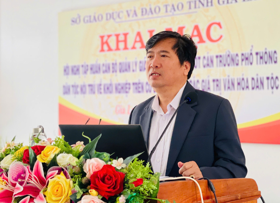 Ông Trần Bá Công-Phó Giám đốc sở GD-ĐT phát biểu khai mạc hội nghị tập huấn về khởi nghiệp trên cơ sở khai thác giá trị văn hóa dân tộc. Ảnh: Mai Ka Ông Trần Bá Công-Phó Giám đốc sở GD-ĐT phát biểu khai mạc hội nghị tập huấn về khởi nghiệp trên cơ sở khai thác giá trị văn hóa dân tộc. Ảnh: Mai Ka