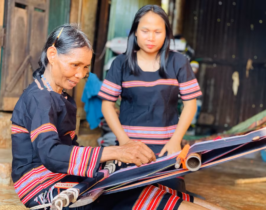 Người dân làng Bồ duy trì nghề dệt thổ cẩm, đoàn kết xây dựng nếp sống văn hóa. Ảnh: Mai Ka