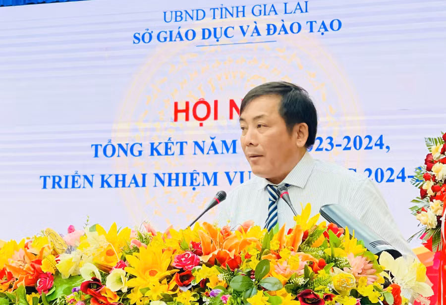 Trưởng phòng GD-ĐT TP. Pleiku Nguyễn Đình Thức nêu giải pháp để công tác triển khai thí điểm học bạ số cấp Tiểu học đạt hiệu quả. Ảnh: Trần Dung