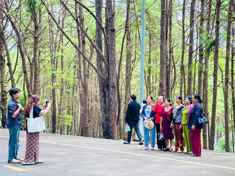 Khu du lịch sinh thái Biển Hồ thu hút đông đảo du khách trong và ngoài tỉnh trong ngày 2-9. Ảnh: Trần Dung Khu du lịch sinh thái Biển Hồ thu hút đông đảo du khách trong và ngoài tỉnh trong ngày 2-9. Ảnh: Trần Dung