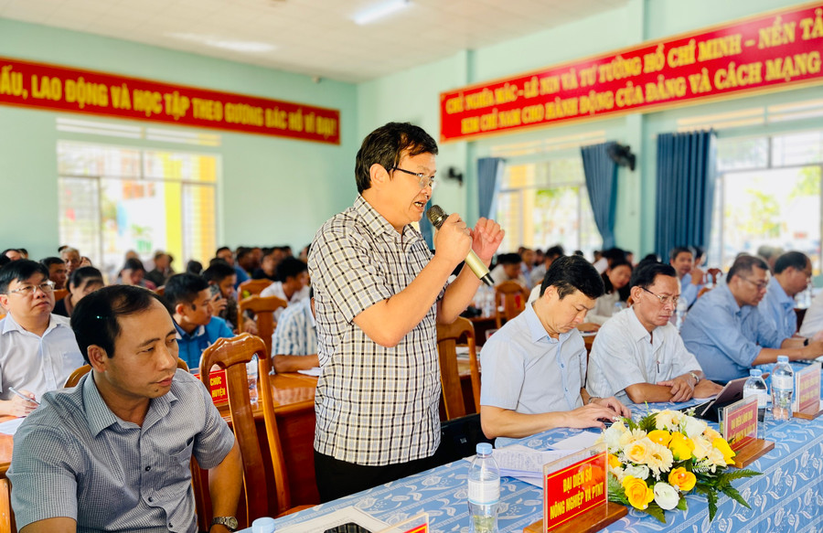 Ông Nguyễn Văn Hoan-Phó Giám đốc Sở Nông nghiệp và PTNT thông tin đến cử tri công tác trồng và bảo vệ rừng trên địa bàn tỉnh. Ảnh: Trần Dung