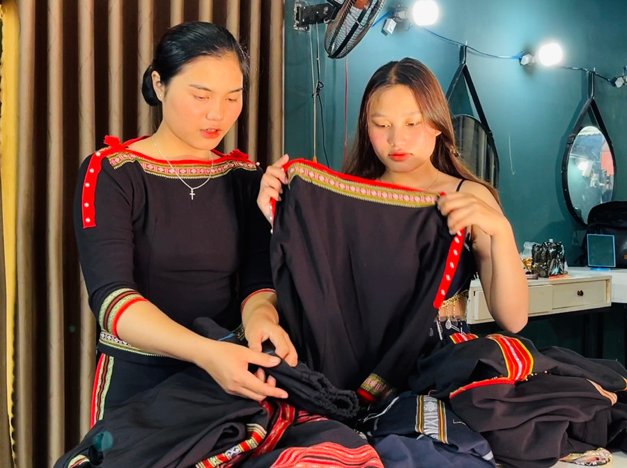 Thổ cẩm được may thành áo dài, váy cưới, đầm dạ hội… mang đến một sức sống mới với những đường dệt tinh xảo, không chỉ phục vụ người dân trong các ngôi làng mà còn chinh phục hầu hết du khách mỗi khi tới với vùng đất Gia Lai. Thổ cẩm được may thành áo dài, váy cưới, đầm dạ hội… mang đến một sức sống mới với những đường dệt tinh xảo, không chỉ phục vụ người dân trong các ngôi làng mà còn chinh phục hầu hết du khách mỗi khi tới với vùng đất Gia Lai.