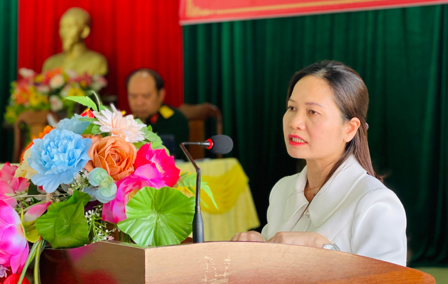Phó Trưởng đoàn chuyên trách Đoàn đại biểu Quốc hội tỉnh Siu Hương phát biểu tại buổi tiếp xúc cử tri. Ảnh: Trần Dung