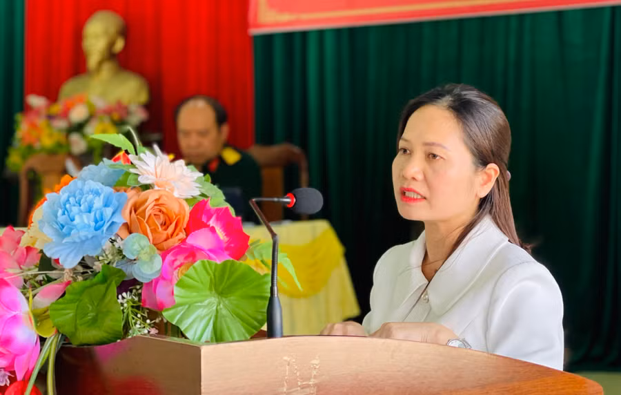 Phó Trưởng đoàn chuyên trách Đoàn đại biểu Quốc hội tỉnh Siu Hương phát biểu tại buổi tiếp xúc cử tri. Ảnh: Trần Dung