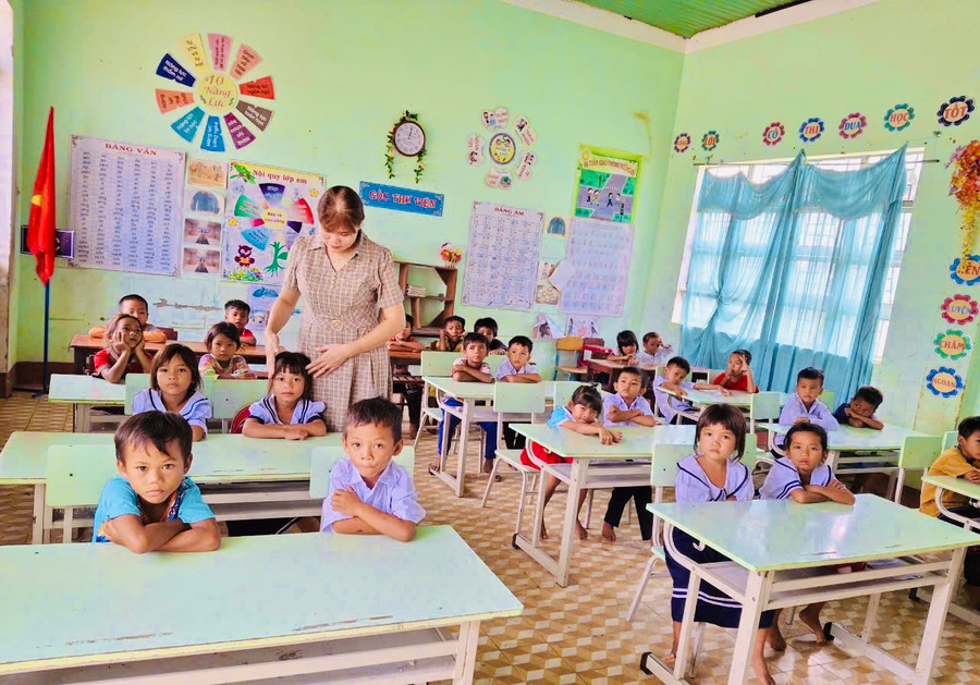 Sau một buổi được cô dỗ dành, an ủi, những cô cậu học trò nhỏ Trường Tiểu học và THCS Nguyễn Văn Trỗi ở xã biên giới Ia Mơr (huyện Chư Prông) đã dần làm quen và gần gũi với nhau. Ảnh: Mai Như Sau một buổi được cô dỗ dành, an ủi, những cô cậu học trò nhỏ Trường Tiểu học và THCS Nguyễn Văn Trỗi ở xã biên giới Ia Mơr (huyện Chư Prông) đã dần làm quen và gần gũi với nhau. Ảnh: Mai Như