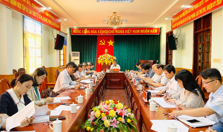 Quang cảnh phiên họp Thường trực HĐND tỉnh. Ảnh: Trần Dung