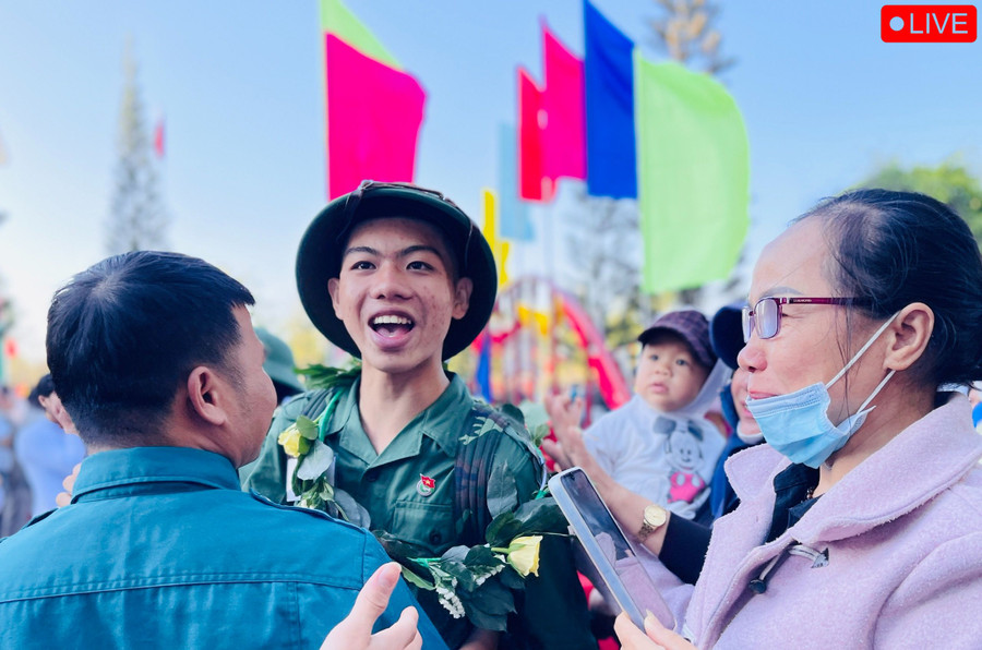 Tân binh tạm biệt người thân, phấn khởi lên đường nhập ngũ. Ảnh: Trần Dung
