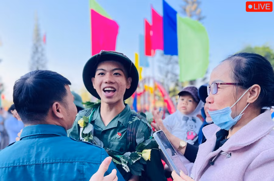 Tân binh tạm biệt người thân, phấn khởi lên đường nhập ngũ. Ảnh: Trần Dung
