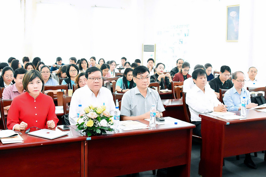 Các đại biểu tham dự lễ khai mạc lớp bồi dưỡng nghiệp vụ báo chí với chủ đề “Sáng tạo tác phẩm báo chí đa phương tiện và kinh nghiệm thực hiện tác phẩm tham dự các giải báo chí”. Ảnh: Đức Thuỵ Các đại biểu tham dự lễ khai mạc lớp bồi dưỡng nghiệp vụ báo chí với chủ đề “Sáng tạo tác phẩm báo chí đa phương tiện và kinh nghiệm thực hiện tác phẩm tham dự các giải báo chí”. Ảnh: Đức Thuỵ