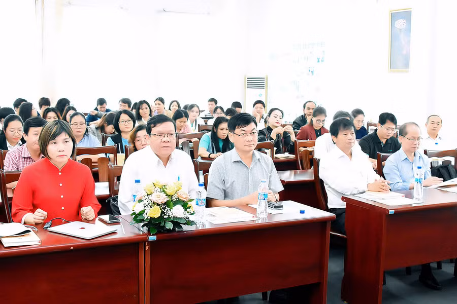 Các đại biểu tham dự lễ khai mạc lớp bồi dưỡng nghiệp vụ báo chí với chủ đề “Sáng tạo tác phẩm báo chí đa phương tiện và kinh nghiệm thực hiện tác phẩm tham dự các giải báo chí”. Ảnh: Đức Thuỵ