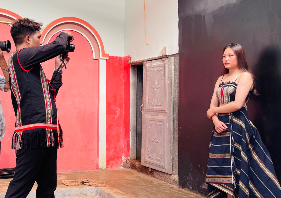 Được xem là một trong những khúc “biến tấu” từ thổ cẩm truyền thống, trang phục áo cưới từ thổ cẩm của anh Tưih (làng Dur, xã Glar, huyện Đak Đoa) đã tạo được hiệu ứng mạnh mẽ, nhận được sự ủng hộ của người dân địa phương và khách du lịch, góp phần đưa sắc màu thổ cẩm Bahnar vươn xa. Được xem là một trong những khúc “biến tấu” từ thổ cẩm truyền thống, trang phục áo cưới từ thổ cẩm của anh Tưih (làng Dur, xã Glar, huyện Đak Đoa) đã tạo được hiệu ứng mạnh mẽ, nhận được sự ủng hộ của người dân địa phương và khách du lịch, góp phần đưa sắc màu thổ cẩm Bahnar vươn xa.