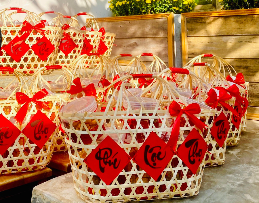 Theo chị Từ Ánh Dương Thùy-Chủ tiệm bánh mỳ Bàn tay (phường Yên Đỗ, TP. Pleiku), những chiếc giỏ quà được đan tay khá đẹp và đều nhau, mẫu mã cũng khá đa dạng. Ngày nay, khách hàng không chỉ quan tâm đến chất lượng quà tặng bên trong mà mẫu mã của những chiếc giỏ đựng quà bằng mây tre đan cũng phải thật bắt mắt. Theo chị Từ Ánh Dương Thùy-Chủ tiệm bánh mỳ Bàn tay (phường Yên Đỗ, TP. Pleiku), những chiếc giỏ quà được đan tay khá đẹp và đều nhau, mẫu mã cũng khá đa dạng. Ngày nay, khách hàng không chỉ quan tâm đến chất lượng quà tặng bên trong mà mẫu mã của những chiếc giỏ đựng quà bằng mây tre đan cũng phải thật bắt mắt.