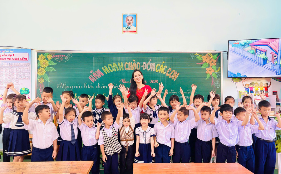 Sáng nay, hầu hết các trường tiểu học tổ chức đón học sinh lớp 1 trong không khí vui tươi, gần gũi. Các em có 1 tuần để làm quen với nền nếp, môi trường học, chuẩn bị cho năm học mới 2024 -2025. Ảnh: Trần Dung Sáng nay, hầu hết các trường tiểu học tổ chức đón học sinh lớp 1 trong không khí vui tươi, gần gũi. Các em có 1 tuần để làm quen với nền nếp, môi trường học, chuẩn bị cho năm học mới 2024 -2025. Ảnh: Trần Dung