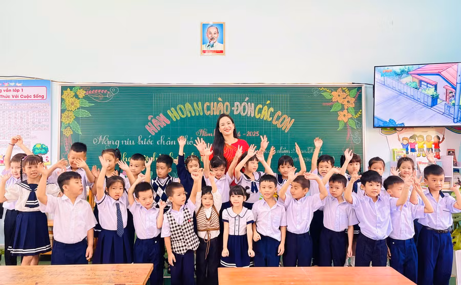 Sáng nay, hầu hết các trường tiểu học tổ chức đón học sinh lớp 1 trong không khí vui tươi, gần gũi. Các em có 1 tuần để làm quen với nền nếp, môi trường học, chuẩn bị cho năm học mới 2024 -2025. Ảnh: Trần Dung