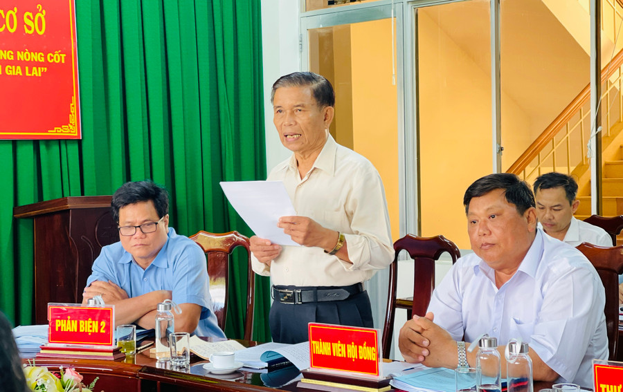 Thành viên Hội đồng nghiệm thu cấp cơ sở đóng góp ý kiến hoàn thiện đề tài. Ảnh: Trần Dung Thành viên Hội đồng nghiệm thu cấp cơ sở đóng góp ý kiến hoàn thiện đề tài. Ảnh: Trần Dung